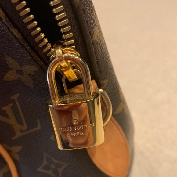 Louis Vuitton purse. - Picture 2 of 8